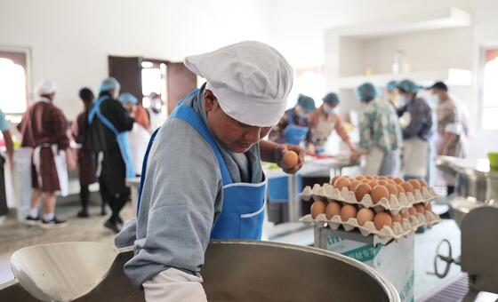 Инициатива предусматривает реализацию пилотного проекта, в рамках которого осуществляется поставка яиц 32 тысячам учащихся в 343 школах Бутана.